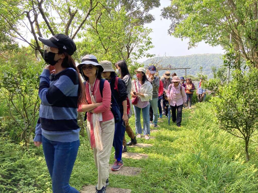 學員們走訪具豐富自然生態樣貌的梅居休閒農場。