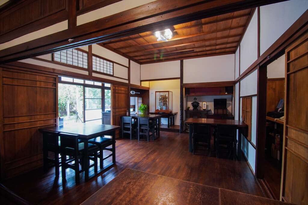 靜心苑：內部保留原始的日式建築起居空間。