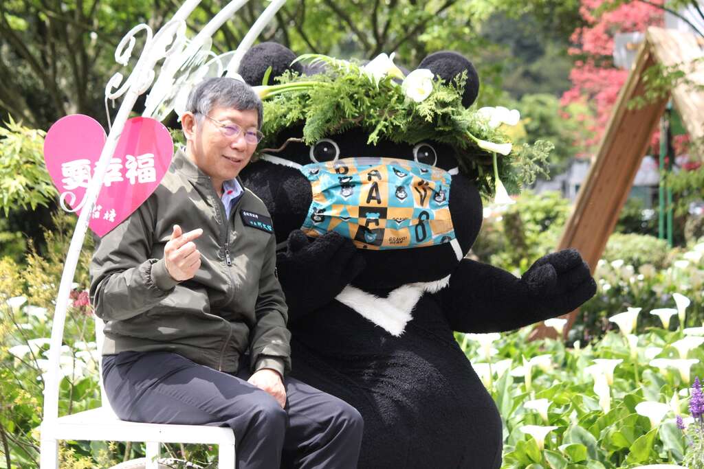 市长与熊赞坐在地景打卡艺术为大家示范如何摆pose