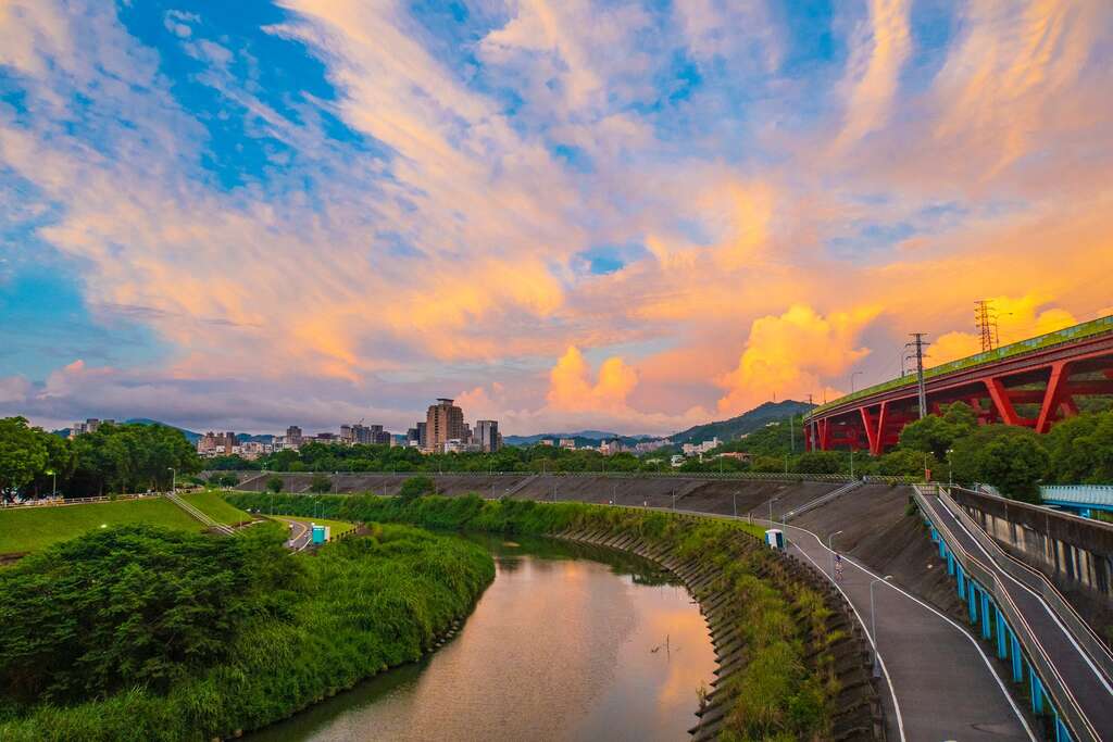 柯文哲市長將帶領大家以騎自行車的方式一起暢遊風光明媚的河濱公園