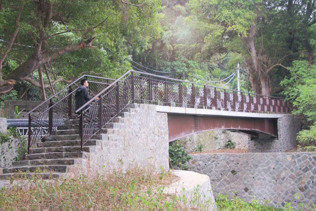 越溪观景桥可供民众通行及远眺硫磺谷的地景