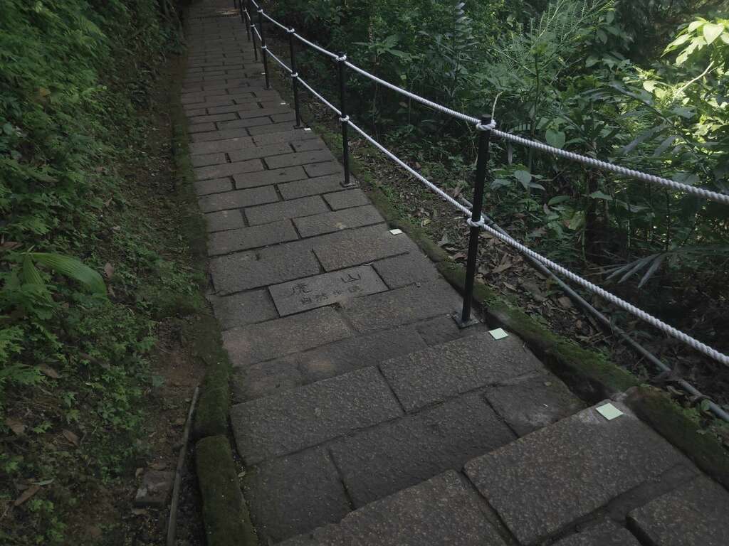 繩索欄杆及螢光地貼