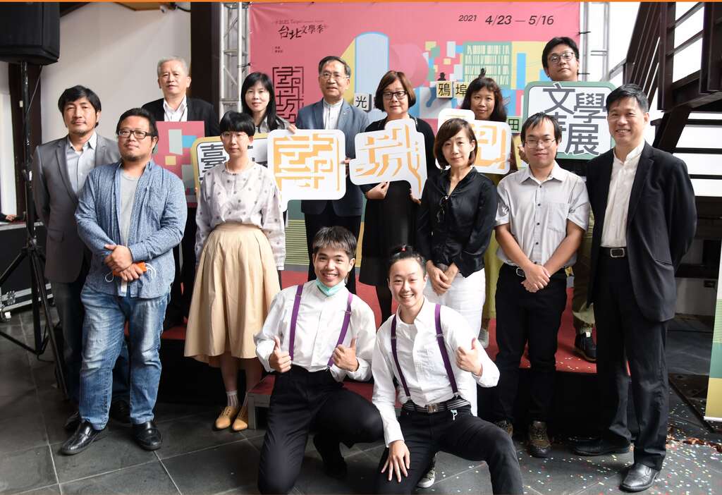 蔡炳坤副市长(後排左三)、文学季计画主持人封德屏(後排左四)和与会贵宾合影