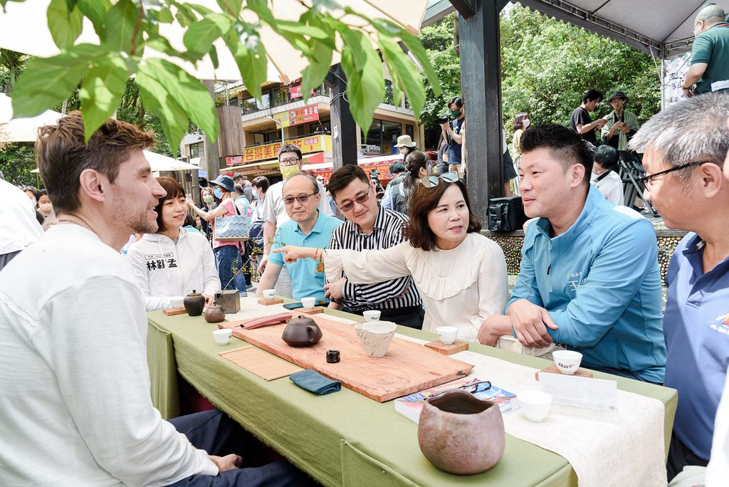 俄羅斯籍茶師Denis為嘉賓奉上木柵鐵觀音茶