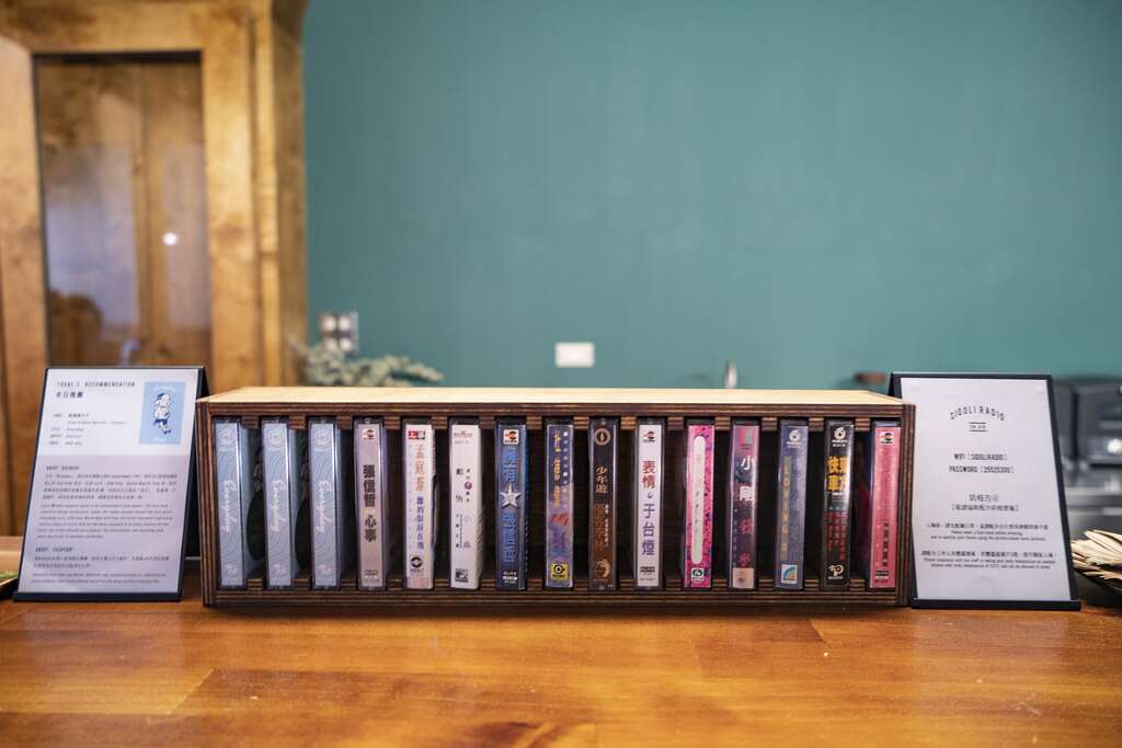 各式卡式录音带，承载着一代人的聆听回忆。（摄影／颜涵正）