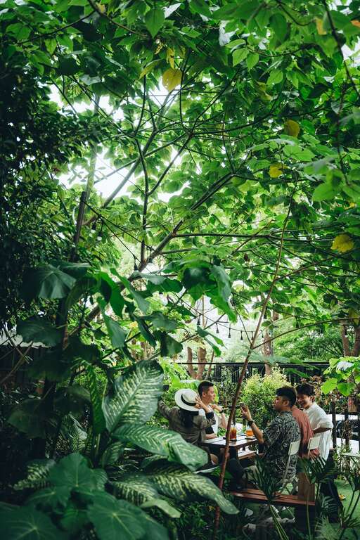 时下流行的植物系咖啡厅，让人身在都市却有置身大自然的氛围。（摄影／张晋瑞）