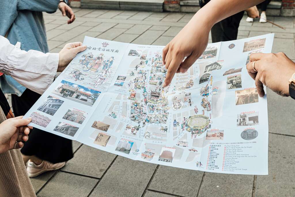 吳孟寰對大稻程一帶也相當熟悉，城隍廟還出版了周邊景點的導覽地圖。（攝影／李盈靜）
