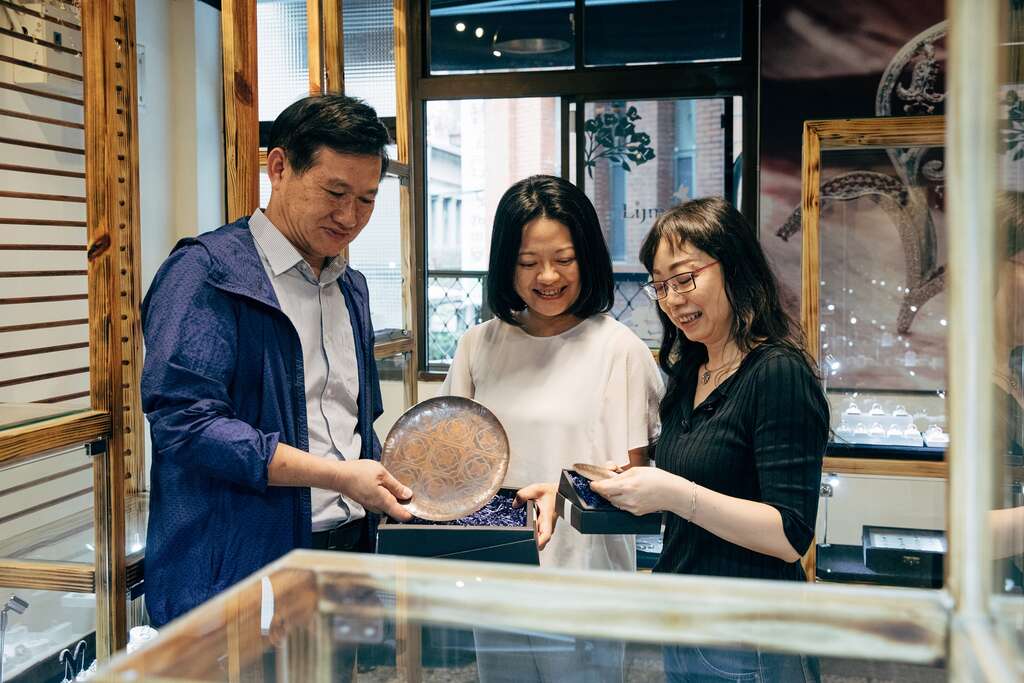 工藝中心行銷組組長蔡體智（左）與工藝師盧瑞芷（右），共同討論工藝作品的特色與未來發展。（攝影／蔡耀徵）