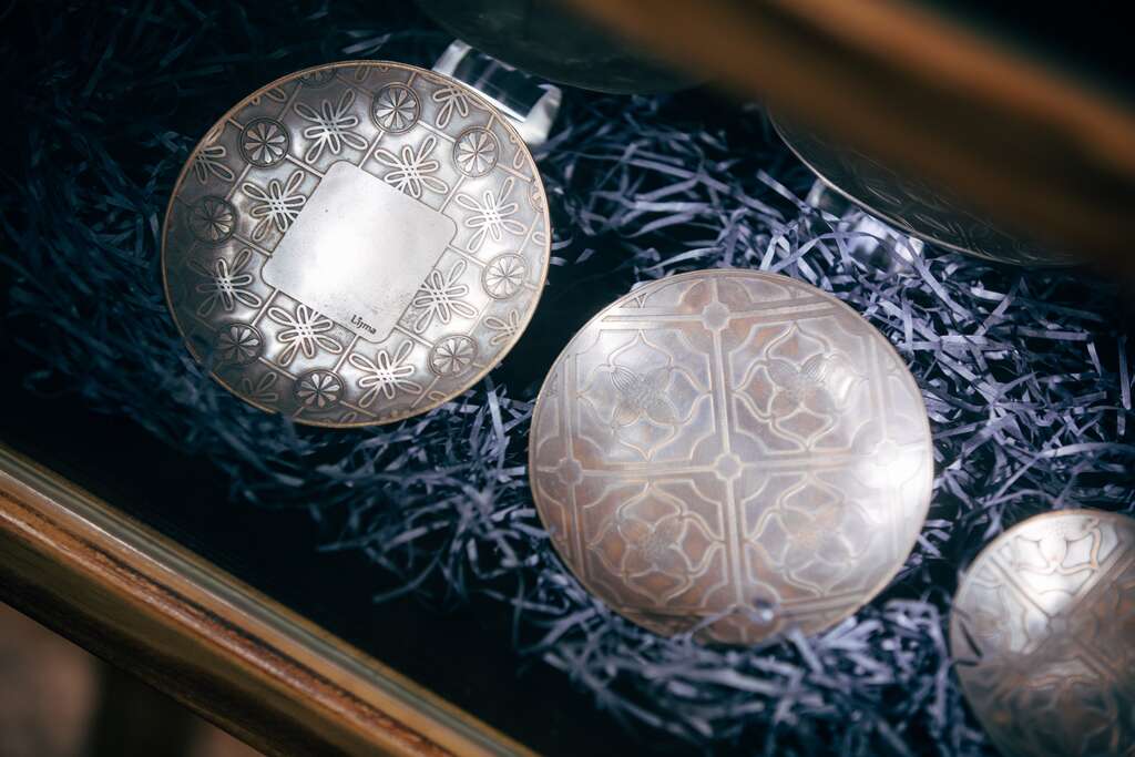 「柿柿如意盤」結合傳統金工手法與當代美學，展現傳統工藝的新生命。（圖／國立台灣工藝研究發展中心）