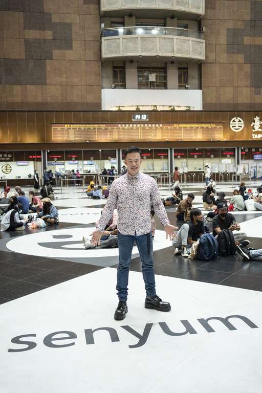 譚雲福現為公共電視印尼語新聞主播、中央廣播電台印尼語節目主持人。（攝影／陳志誠）