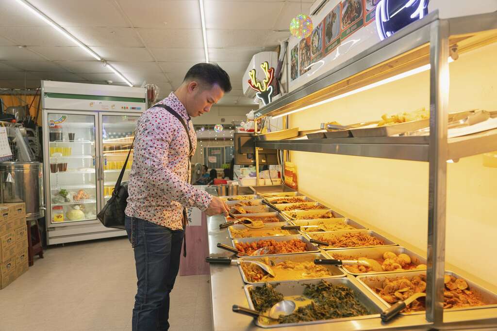 「RESTO BLAMBANGAN」選擇多樣的自助餐，可讓大家自由取用想嘗試的餐點。（攝影／陳志誠）