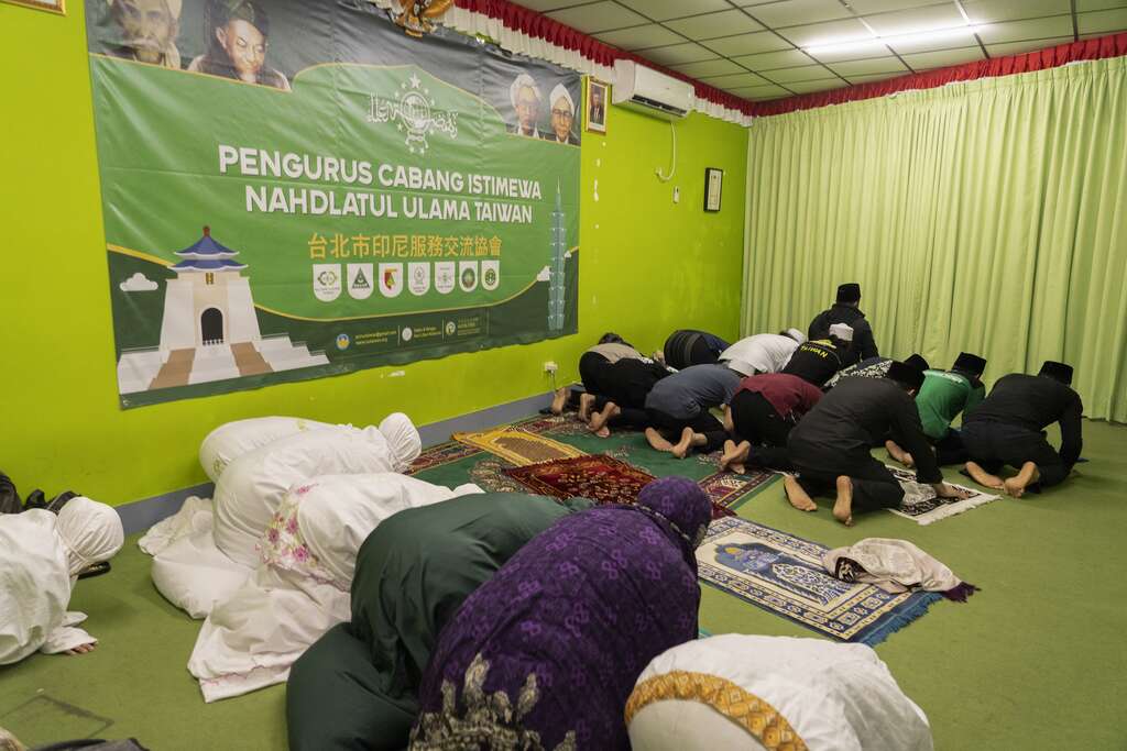 在台穆斯林於此同做礼拜，台北市印尼服务交流协会就像他们的第二个家。（摄影／陈志诚）