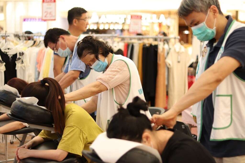 台北市劳动力重建运用处去年即与大叶高岛屋百货公司合作，8、9日连续2天举办「宠爱妈咪桑一下」按摩活动，当日於全馆消费不限金额的发票即享免费按摩1次。