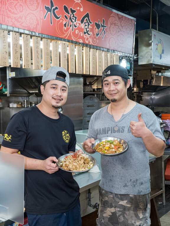 苏又麟(右)带着三弟苏裕仁(左)一起闯荡炒饭的美味世界