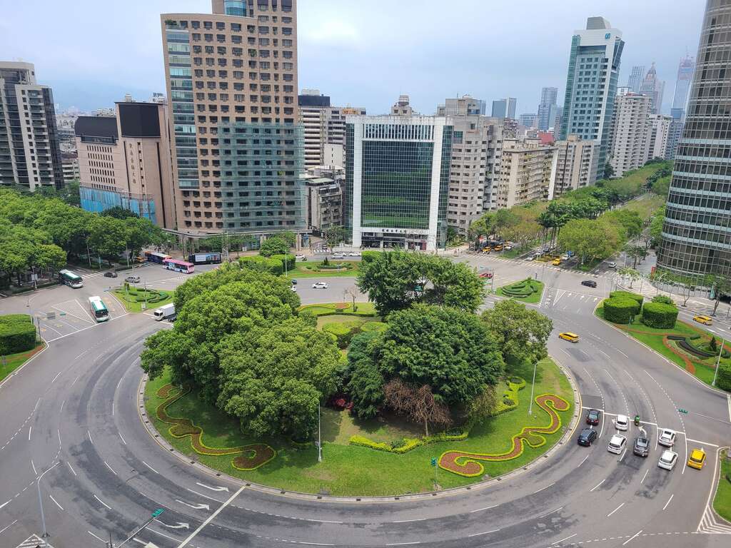 仁爱圆环是敦化南北路上仅存的圆环，也是台北市重要的公共景观