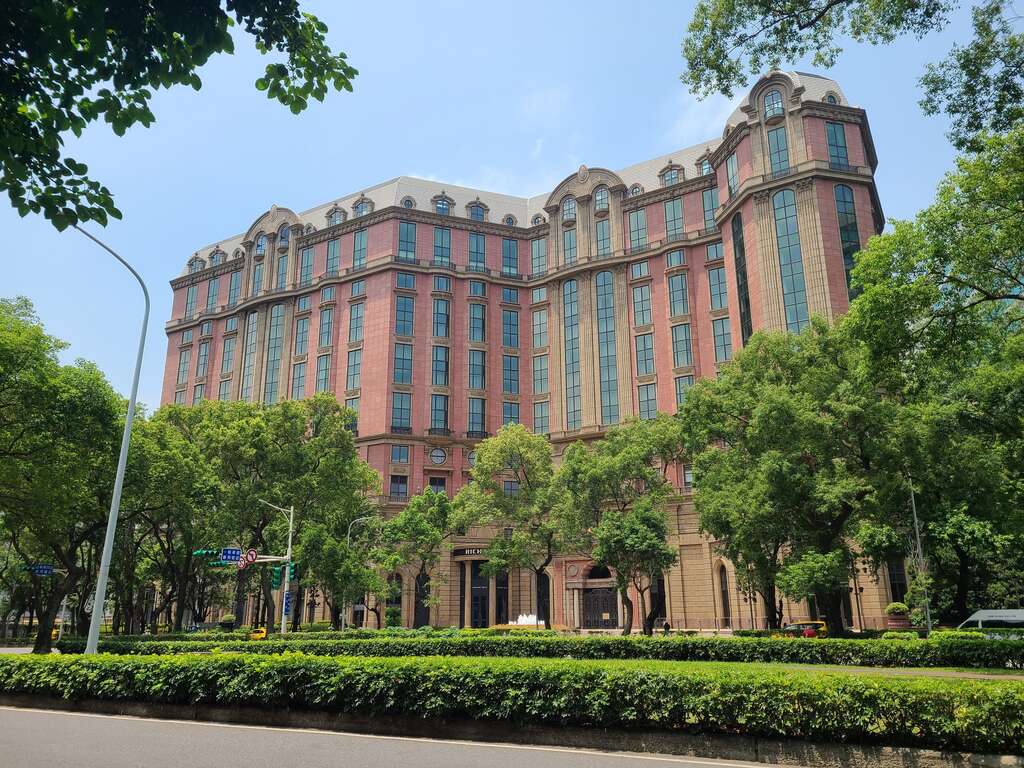 台北文华东方酒店壮丽的欧式外观建筑，是全台奢华旅宿指标，其前身为中泰宾馆