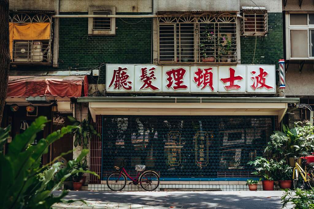 以台北捷運站周邊為取景場域,讓拍攝自助婚紗的過程如同小旅行,新人也不會因過於疲累狀態不佳。(攝影/張晋瑞)