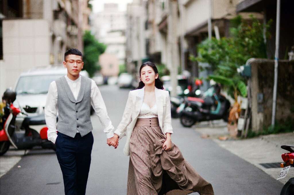 小百觀察到，會選擇自助婚紗並在市區取景的新人，通常都有自己的想法，認同日常街道就是最美好的畫面。（攝影／小百輕人像寫真）