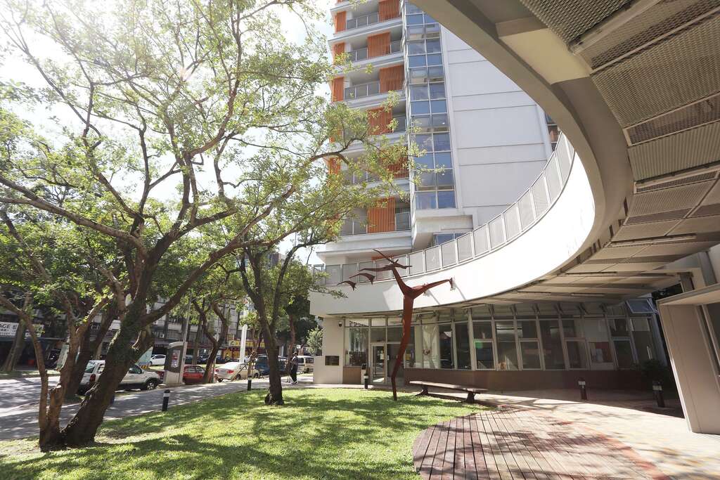 在市府的創新和努力下，社宅翻轉過往的負面印象，成為城市美學新風景。（圖為健康社宅公共藝術作品〈翩翩〉）（圖／台北市都市發展局）