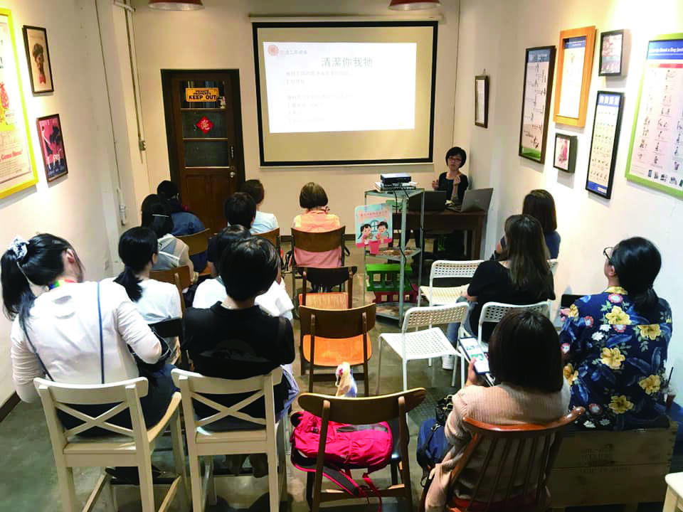 Corinne 举办各种宠物讲座，推广宠物课程的重要性。（摄影／林冠良）