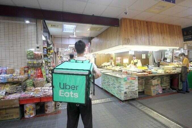 Delivery worker picking up products at one of Taipei's traditional markets