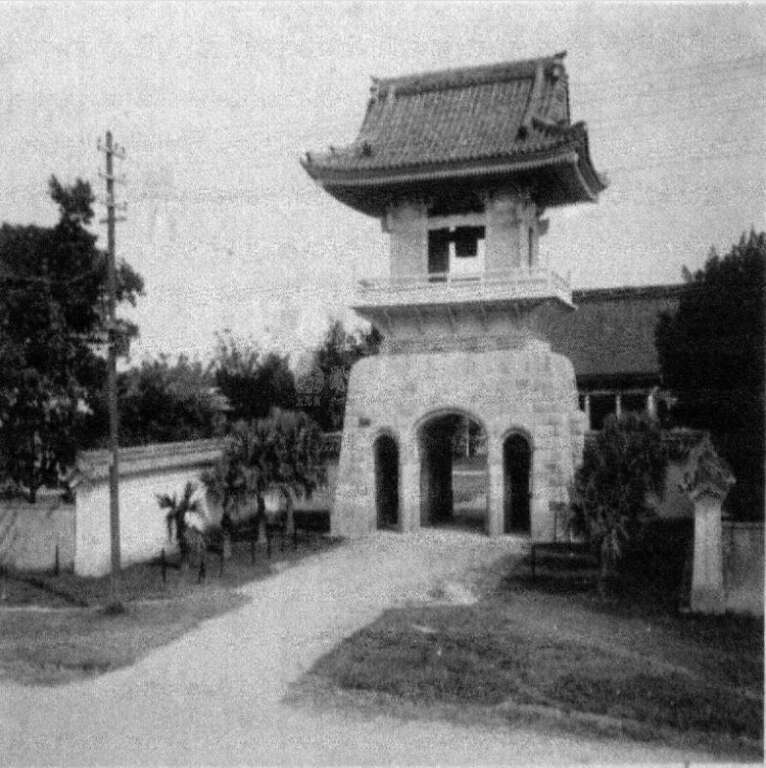 曹洞宗大本山台湾别院钟楼昭和元年(西元1926年)开始兴建，至昭和5年(西元1930年)4月竣工。(照片来源：国家文化资料库／识别号0006437039)