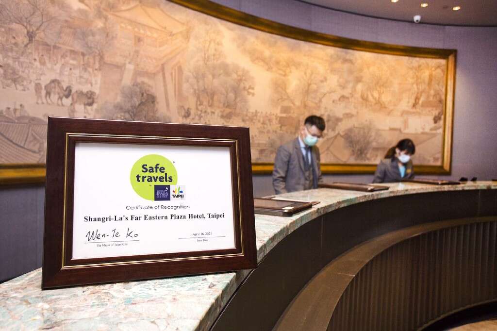 香格里拉台北遠東國際大飯店將證書置於櫃檯~1