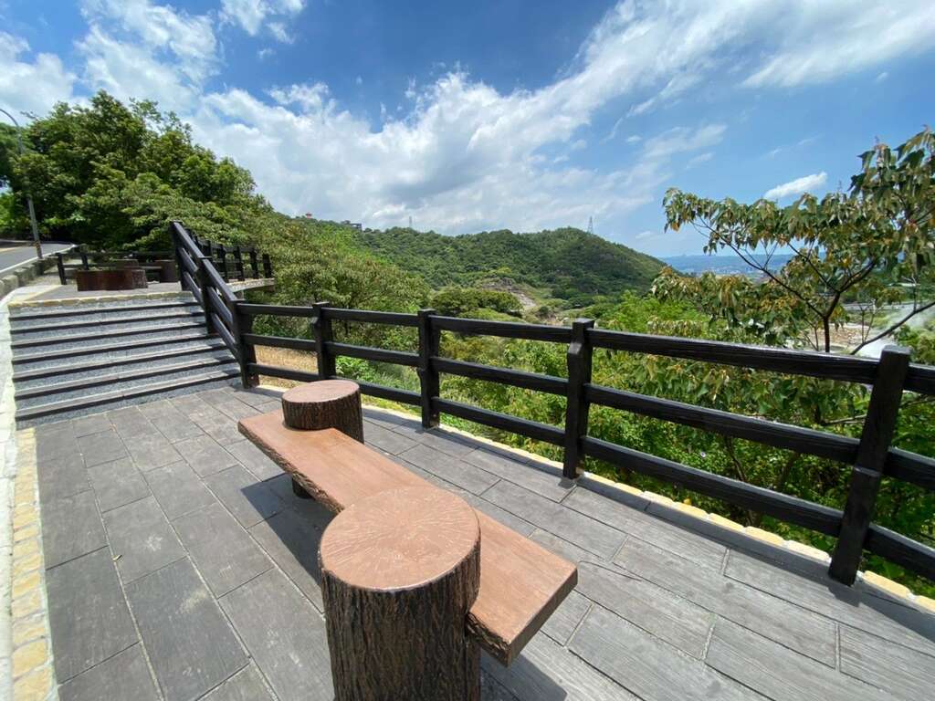 行義路旁觀景平台供民眾休憩及遠眺硫磺谷地景