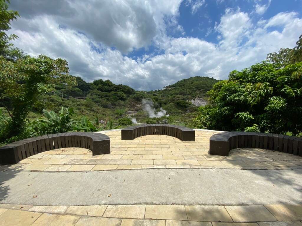 觀賞硫磺谷特殊地景