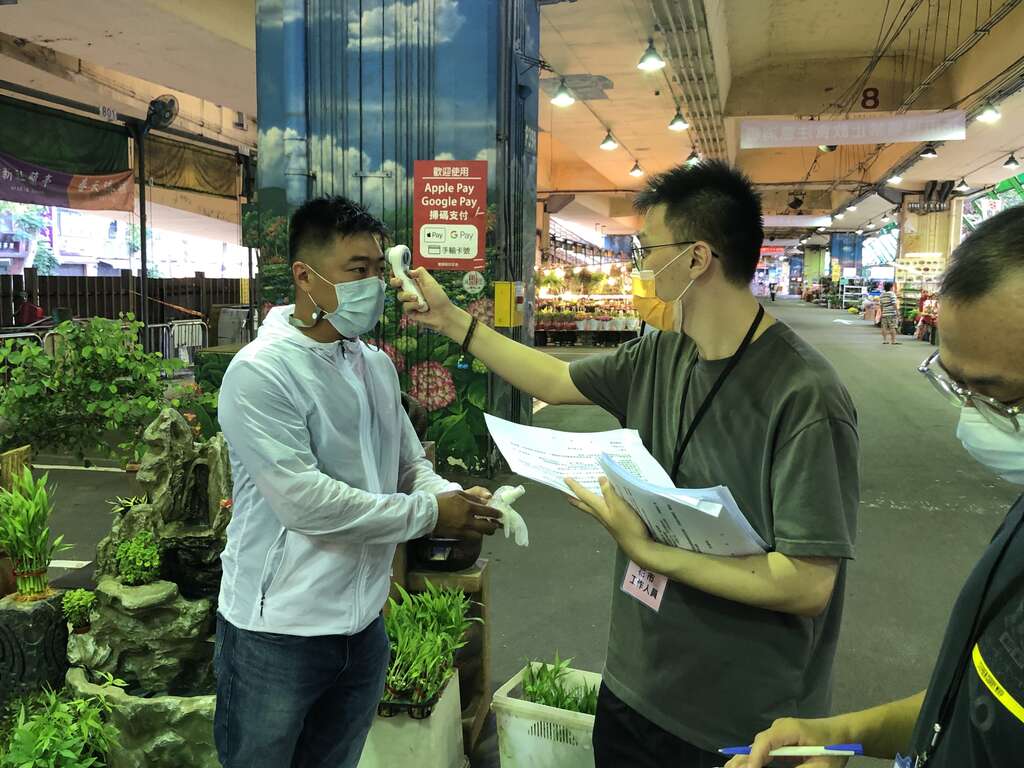 花市摊商落实体温量测