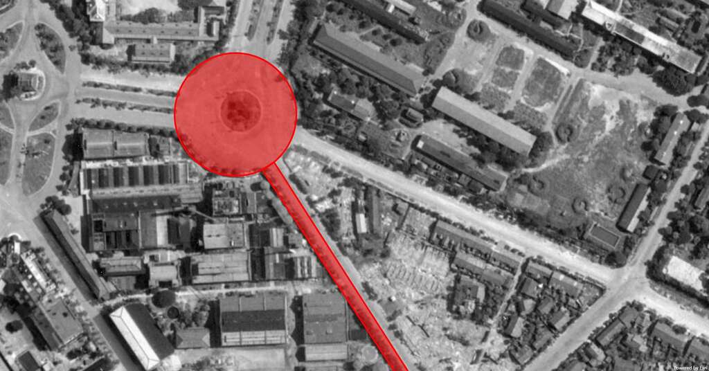 1945年，罗斯福路一段起点於爱国东西路分界点上圆环，现圆环已不存在，照片左方为专卖局南门工厂(照片来源台北市政府都市发展局历史图资展示系统)