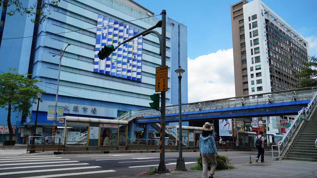 台北市政府邀请以色列艺术家Yaacov Agam於正面外墙制作大型公共艺术作品《水源之心》，於2010年5月落成