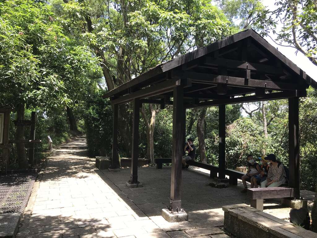虎山溪步道平緩，休憩涼亭也不少