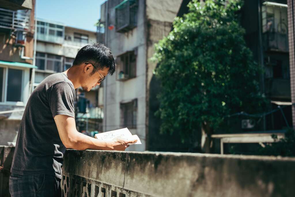 居家工作仍要為自己安排休息時間，在陽台看書、看風景是不錯的選擇。（攝影／張晋瑞）