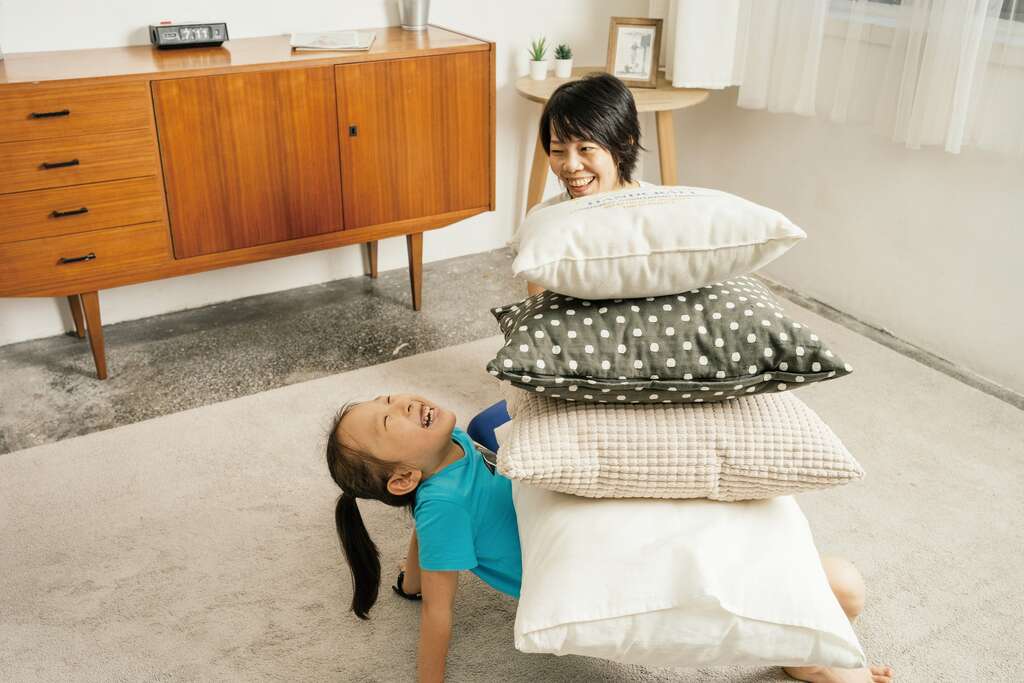 「桌子式」可以訓練上半身肌耐力，透過疊加抱枕增加負重的挑戰，讓訓練過程如同遊戲一般充滿樂趣。（攝影／林家賢）