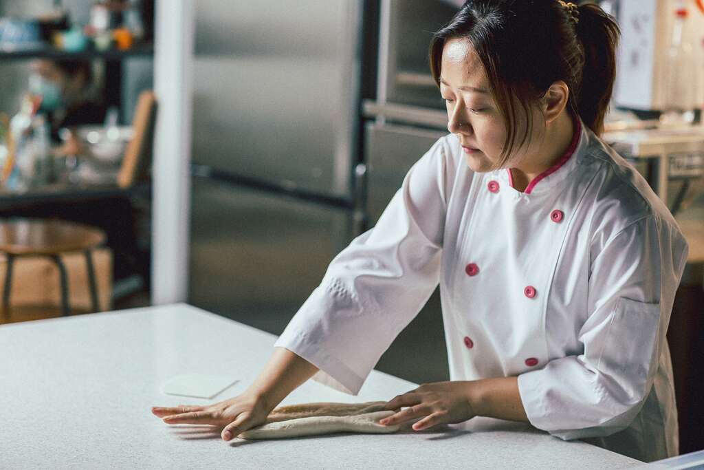 吴育娟传授只需透过双手就能制作好吃面包的技巧。（摄影／庄智渊）