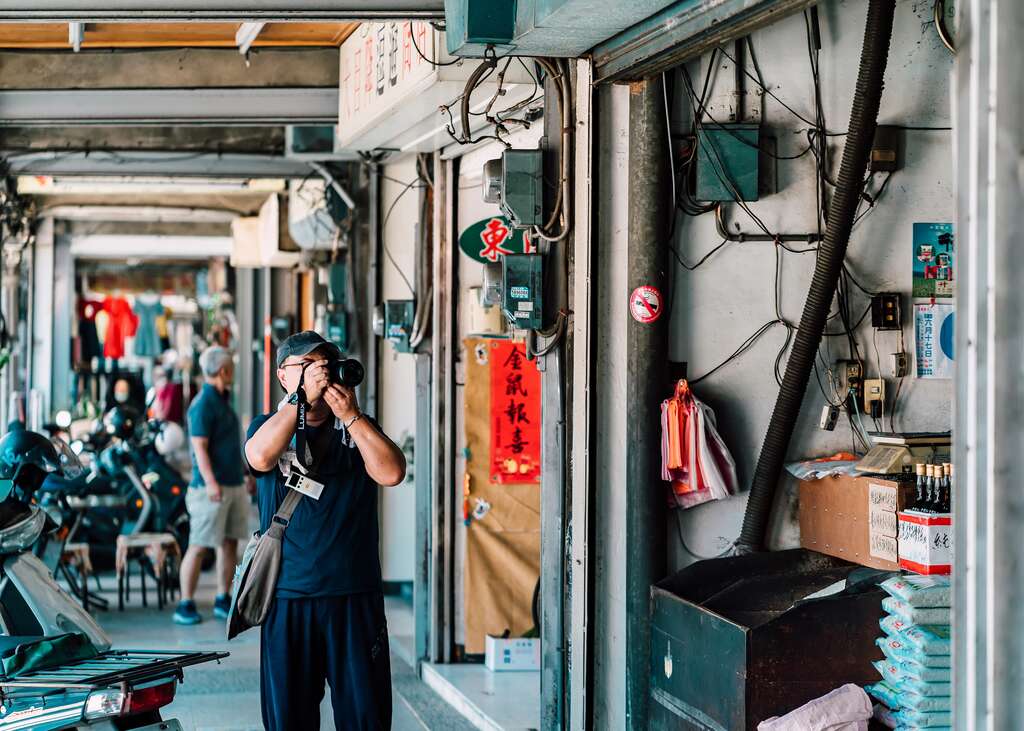 從現地考察到拍攝，電視節目製作人必須掌握各階段的執行細節。（左圖／微笑台灣，攝影／陳建豪）