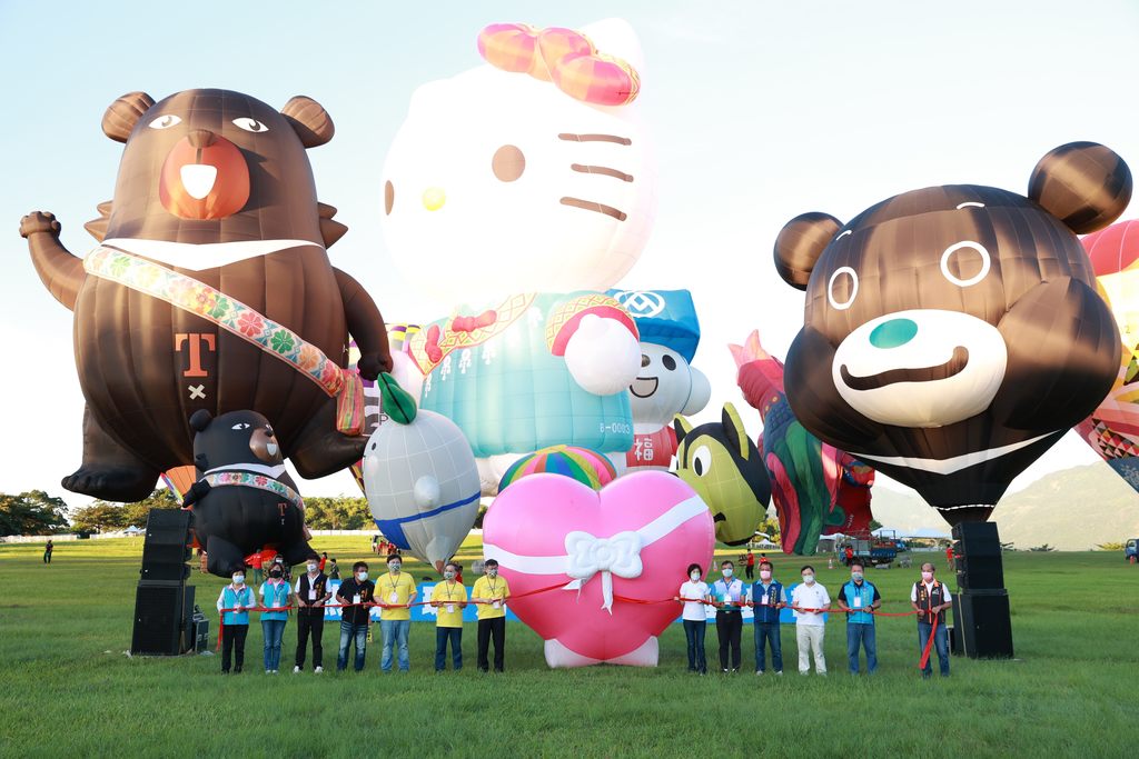 图5 台北熊赞热气球於台东国际热气球嘉年华首航Bravo x Hello Kitty全场最吸睛组合