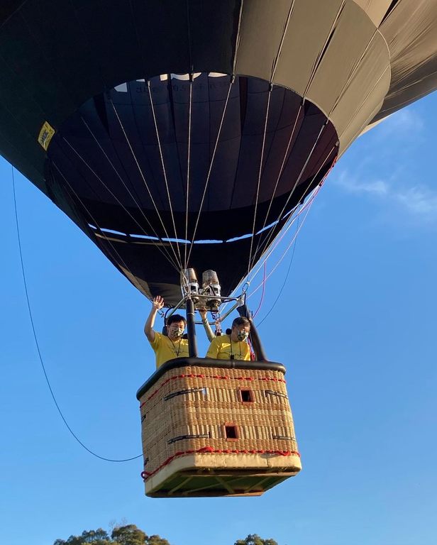 图2 台北市长柯文哲带领观光传播局长刘奕霆率先搭乘超萌的熊赞3D造型热气球飞向天空