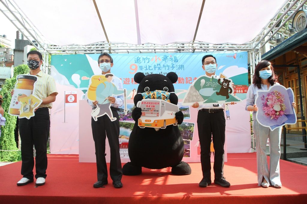 北市观传局大力推广北投、阳明山观光，邀请民众搭乘台湾好行~北投-竹子湖线出游(右2观光传播局沈永华专门委员、左2交通部观光局陈渊楠科长、右1台北市温泉协会周水美理事长、左1大南汽车宋成章副总经理)。