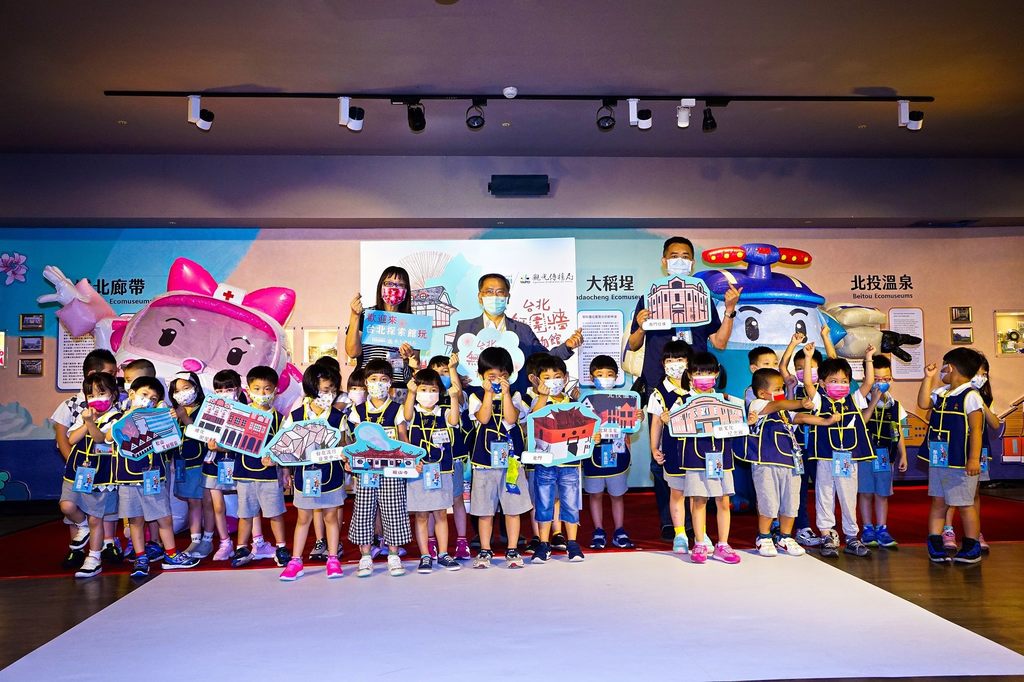 台北市蔡炳坤副市长、观传局李丽珠副局长、文化局蔡宗雄局长与市府幼儿园小朋友一同与波力、安宝合影