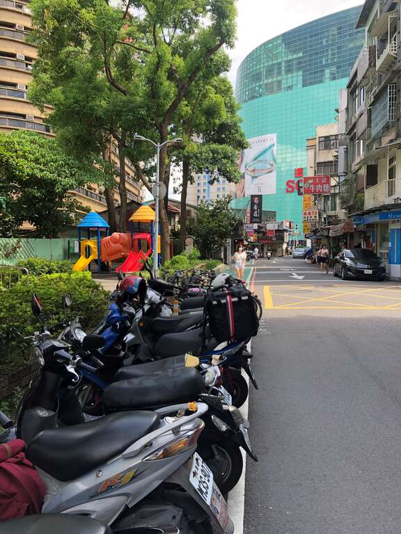 疫情前总是穿梭在各个巷弄间服务长辈，因疫情的暂时别离，却成了一辈子无法再探访相见的遗憾。（图／高琪钧提供）
