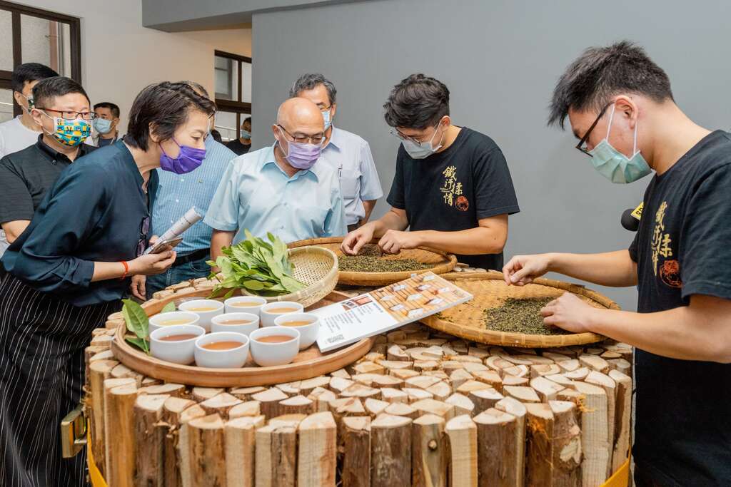 聚集观看木栅青农挑茶梗