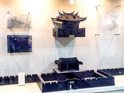 The 'Li Zheng Chong Xi--Cheng En Jing Fu' public art installation is worth taking the time to stop and admire.
