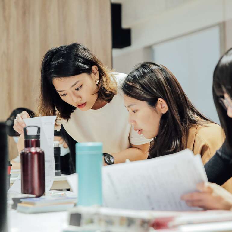 接案公司會處理性質多樣的專案，提供想朝接案發展的新鮮人接觸不同職場，與不同背景、特質的人們合作的機會。（圖／BetweenGos 職場才女）