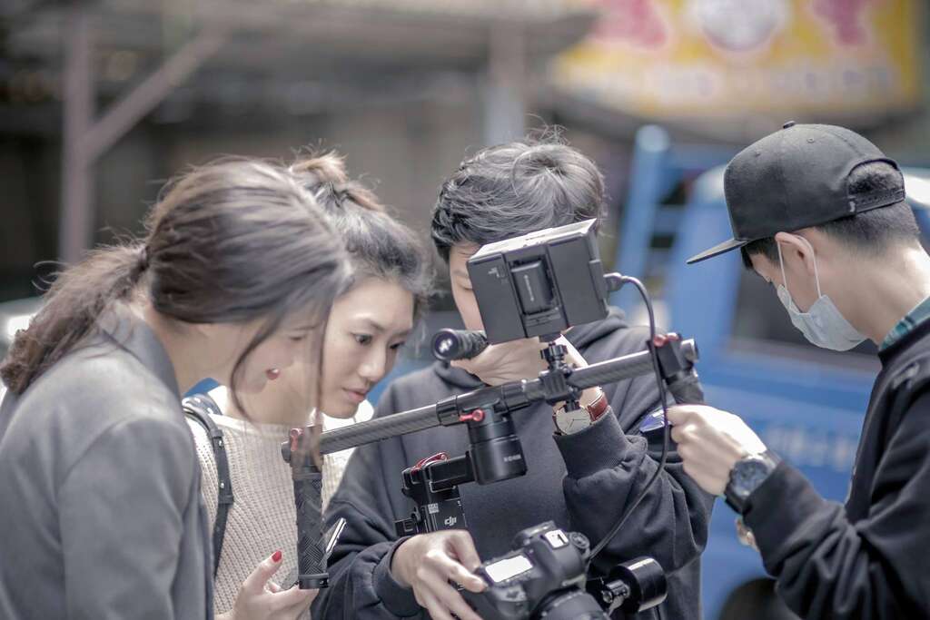 曾從事導演、演員、舞者等不同領域接案工作的Grace 認為，擁有一技之長才能在職涯走得長遠。（圖／BetweenGos 職場才女）