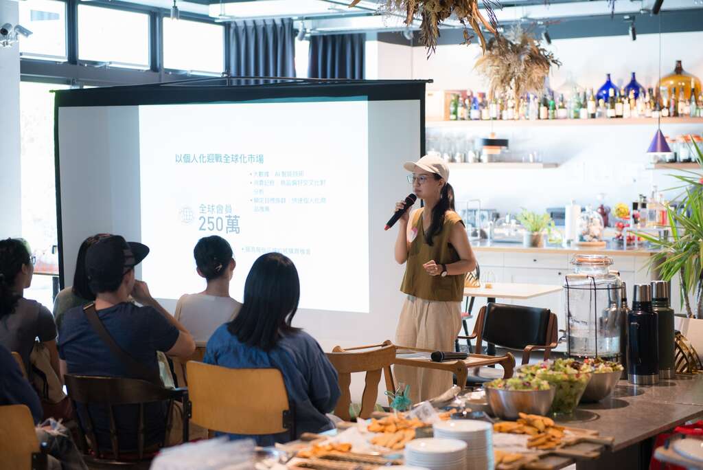 Kim 以自身的品牌輔導經驗及對市場的洞察，協助創業者了解市場趨勢、擬定創業方向，進而做好創業準備。（圖／Pinkoi）