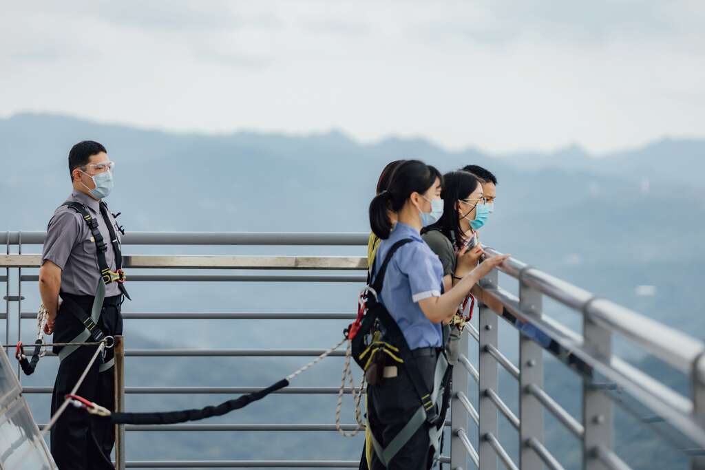 Skyline 天际线460 是亚洲最高的360 度户外观景层，若有活动进行时，保全须全神贯注游客的动向及需求。（摄影／林冠良）