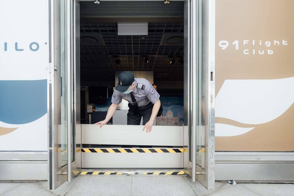 接获台风警报时，观景台保全要立即进驻现场巡查，固定或移除任何可能会被风吹飞的物品，如预期豪大雨还需要在各出入口增设挡水板防护避免渗水。（摄影／林冠良）