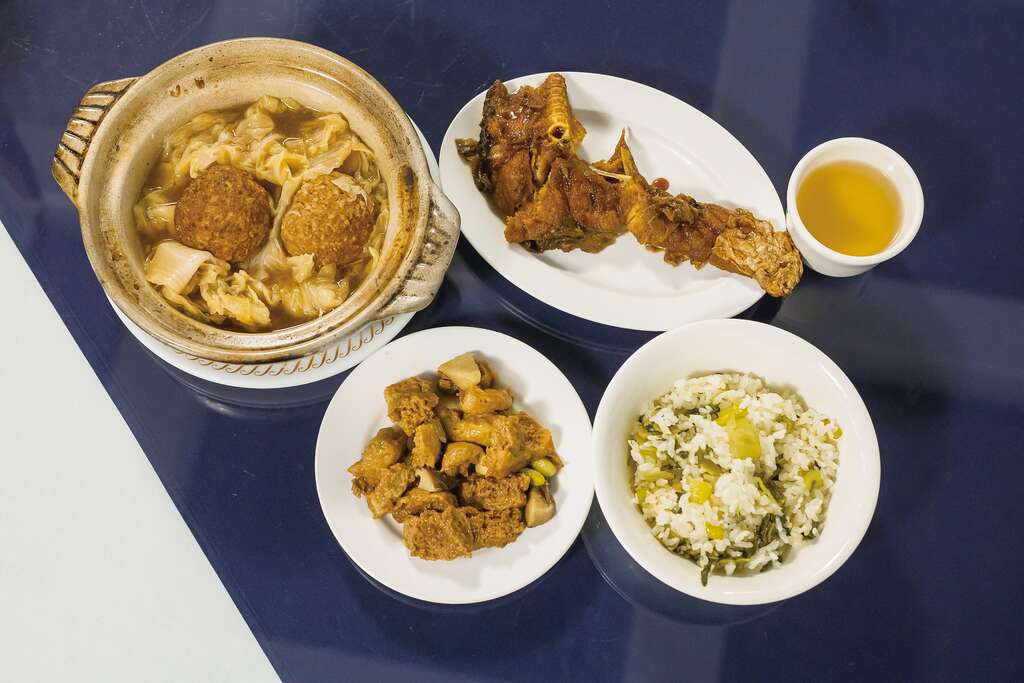 王宣一的《國宴與家宴》描述了自家日常的江浙菜樣貌，包括獅子頭、烤麩、菜飯等經典菜式，都能在「秀蘭小館」尋到相似之味。 (2)
